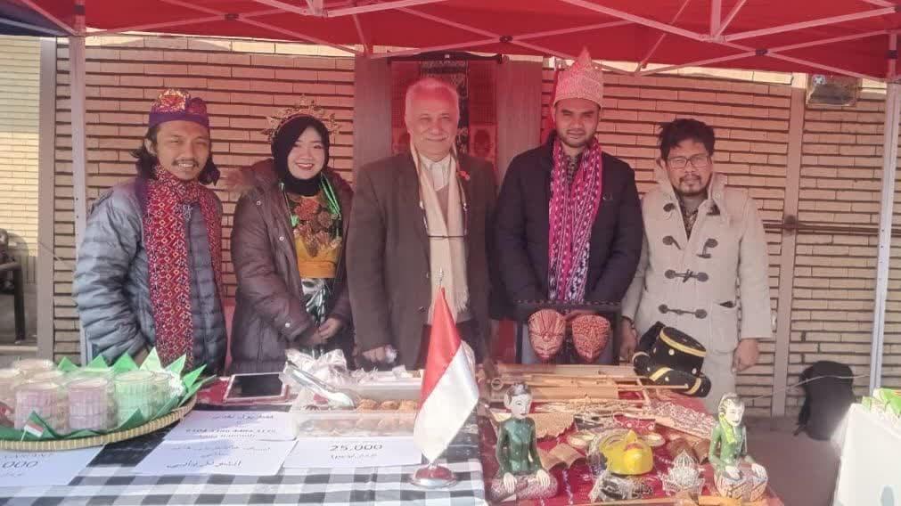 Mahasiswa Indonesia di Iran Memperkenalkan Budaya Indonesia Melalui Makanan dan Pakaian Adat dalam Acara Bazar di Tehran Iran